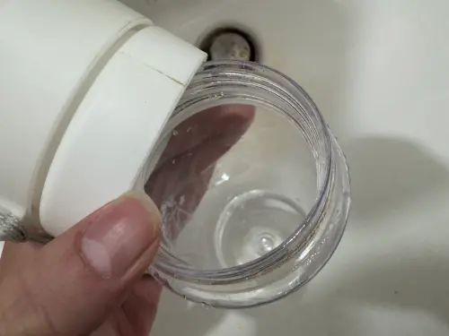 ▲水壺內側摸起來滑滑的，就是生物膜已經生成。（圖／記者潘毅攝）