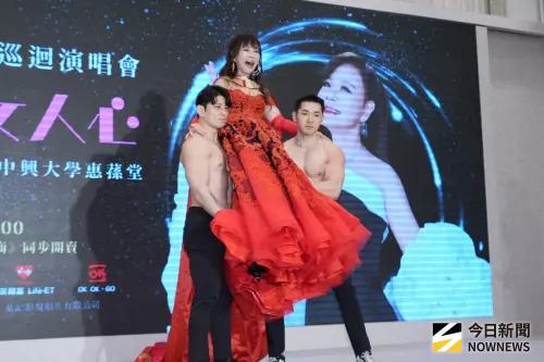 ▲龍千玉（中）今（16）日舉辦演唱會記者會，她身穿紅色露胸禮服，搭著猛男列車出場。（圖／記者嚴俊強攝影）
