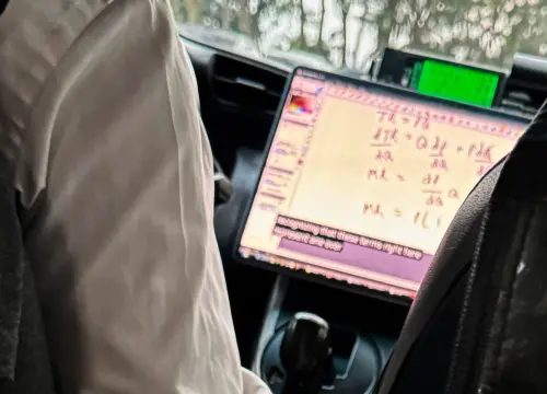 陳志金醫師搭計程車！螢幕竟播「全英文經濟學」愣爆：太令人欽佩
