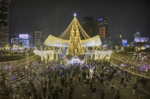 ▲高雄中央公園設置26公尺高的聖誕樹，加上中山路燈是、主燈區雪花，為高雄街頭增添不少聖誕氣氛。（圖／翻攝自高雄市政府官網kcg.gov.tw/）