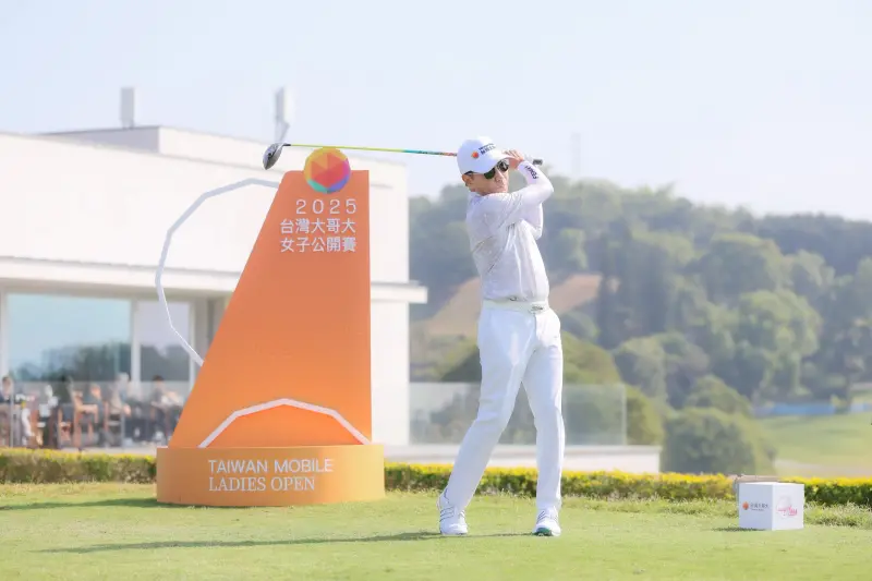 ▲「2025年台灣大哥大女子公開賽」今日於彰化台豐球場舉行開球儀式，由台灣大哥大董事長蔡明忠親自主持開球儀式，為大會開出第一球。（圖／業者提供）