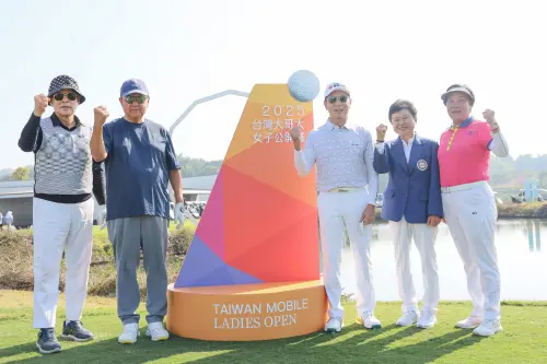 ▲台灣大哥大董事長蔡明忠(中)、TLPGA理事長劉依貞(右1)、KLPGA副理事長金美會(右2)、AGLF理事長金正泰(左1)與台豐球場董事長林伯實(左2)，開球儀式中為比賽選手加油打氣。