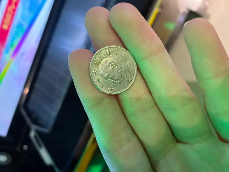 ▲日本民眾原本準備從機台取走退回的100日圓硬幣，發現掉下來的卻是謎樣的硬幣，竟是台幣5元硬幣。（圖／翻攝自@syao_123Ｘ）