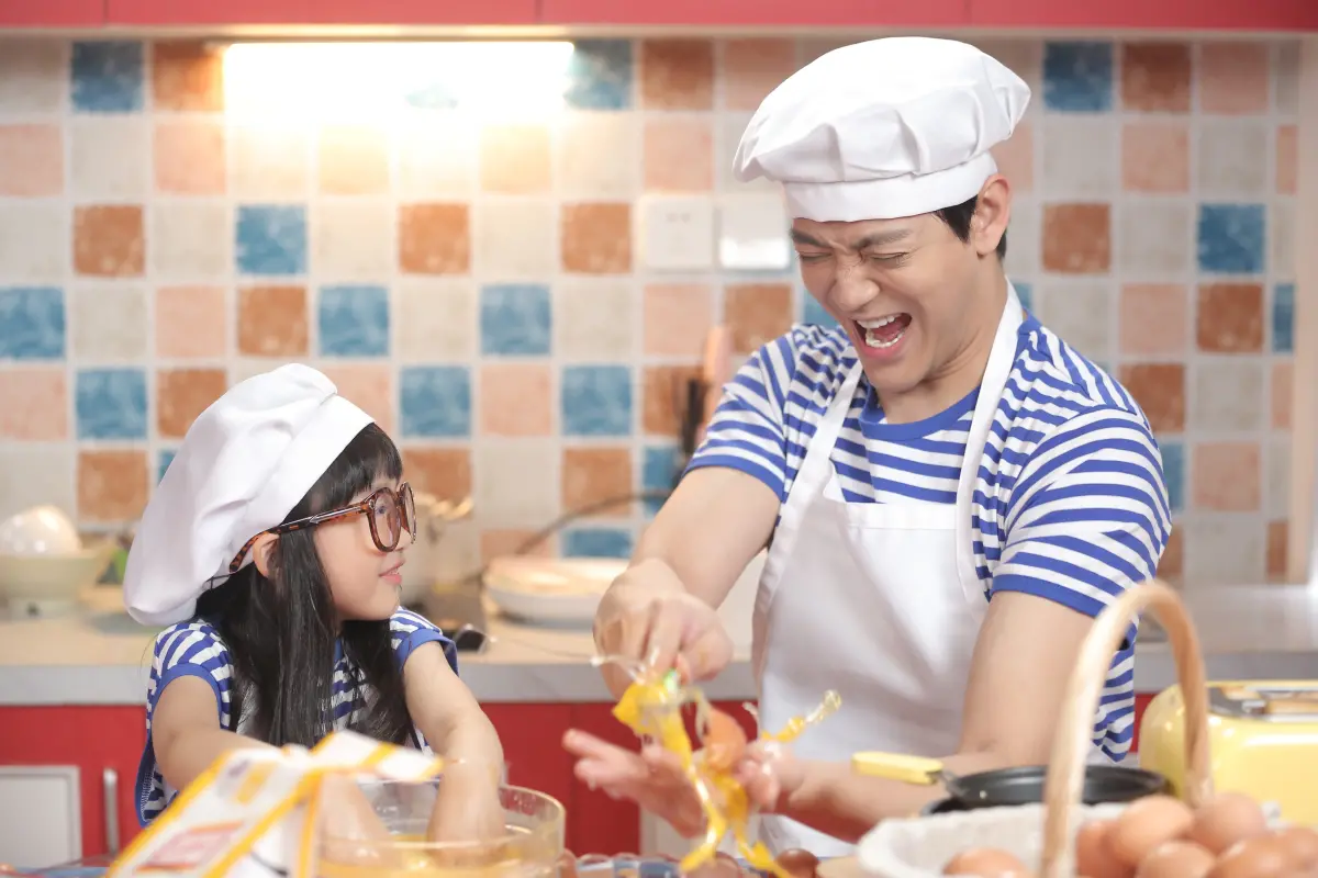 ▲陳曉東（右）和女兒朵朵（左）合演電影《騙我一輩子》，今年陳曉東以此片奪下香港紫荊花國際電影節。（圖／火爆娛樂提供）