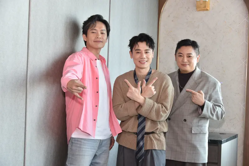 ▲黃鐙輝（左）今（16）日出席歌手邱志宇（中）記者會時，提及綜藝主持人沈玉琳病中休養的近況。他表示沈玉琳超有元氣，會回覆超大貼圖報平安。右為音樂人左光平。（圖／邱志宇提供）