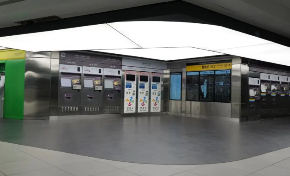 ▲台北捷運公司今（16）日表示，已經針對捷運台北車站售票機整合改造，快閃櫃區域改為整區的機台，讓乘客可以在這區域一次用到高鐵售票機、ATM、捷運售票機、悠遊卡機台，滿足所有需求。（圖／台北捷運Metro Taipei）
