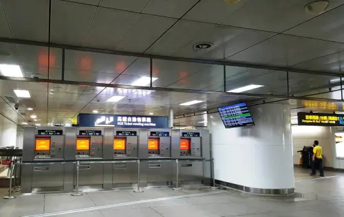 ▲台灣高鐵2016年10月開始就在台北車站B3捷運站付費區內設置了高鐵的自動售票機，雖然可以讓民眾在未出站的情況下，就能夠買到車票，但是一出站之後，就必須要走到高鐵月台附近才會有其他機台可以使用。（圖／台灣高鐵）