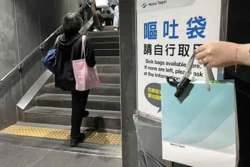 ▲即日起一直到明年3月，北捷各站都能領取嘔吐袋使用。（圖／台北捷運Metro Taipei）