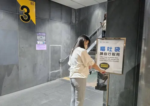 ▲北捷嘔吐袋除了每站詢問處可索取，部分車站出口也能輕鬆拿到。（圖／台北捷運Metro Taipei）