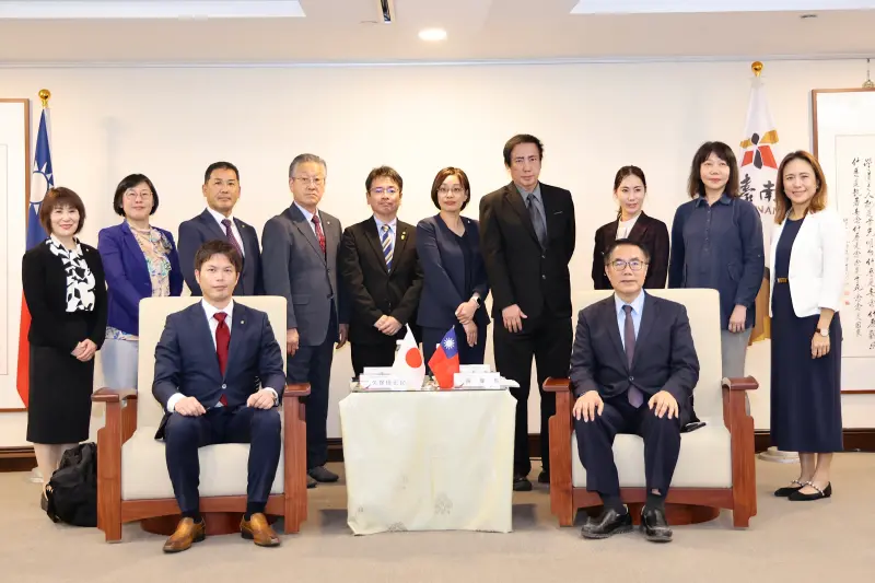 ▲京都市議會訪問團拜會台南市長長黃偉哲，新聞及國際關係處長蘇恩恩、文化局長黃雅玲以及台南市台日文化友好交流基金會榮譽董事長郭貞慧也一同與會。(圖／南市府提供)