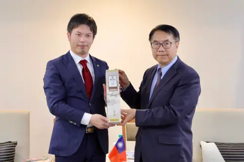 ▲黃偉哲致贈臺南400威士忌紀念酒給京都市議會運營委員會副委員長久保田正紀議員。(圖／南市府提供)