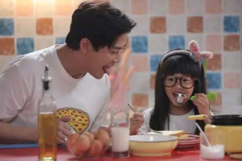 ▲陳曉東（左）和女兒朵朵（右）合演電影《騙我一輩子》，戲裡戲外都是父女。（圖／火爆娛樂提供）