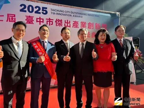 ▲台中傑出產業創新獎頒獎， 21家企業獲獎，立法院副院長江啟臣與獲獎企業合影。（圖／記者金武鳳攝，2025.12.16)