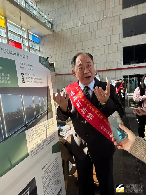 ▲獲獎廠商一騏發興業，將鋁欄桿結合燈條，營造不同使用方式與氛圍，改善陽台照明與美觀，引起建商矚目。(圖／記者金武鳳攝，2025.12.16)