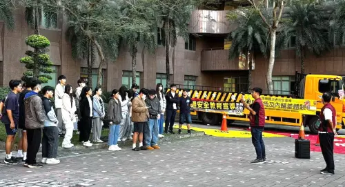 ▲交通部公路局高雄市區監理所到義守大學進行交通安全宣導活動，高雄市區監理所人員進行大型車視野死角與內輪差交通安全宣導。(圖／公路局高雄市區監理所提供)