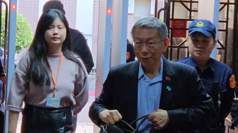 ▲柯文哲的委任律師鄭深元表示，廉政署最初調查京華城案，其實認定柯文哲沒收賄，但檢方為了辦柯文哲「不踩剎車」。（圖／記者劉松霖攝）