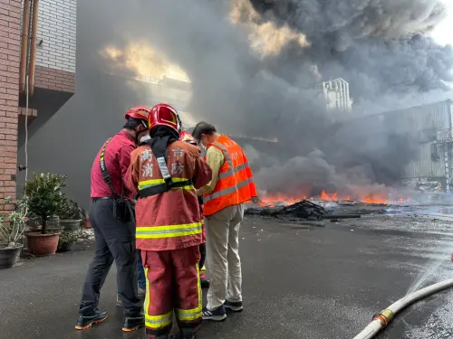 高雄大發工業區工廠大火　陳其邁籲當地緊閉門窗
