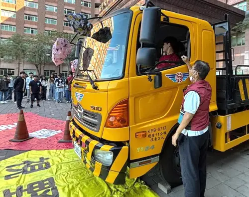 ▲大型車因車身龐大、駕駛座高，轉彎時後輪軌跡會向內縮，形成一個駕駛看不到的「內輪差」區域，加上視野死角廣大，容易在未察覺下撞擊到旁邊的車輛或行人。(圖／公路局高雄市區監理所提供)