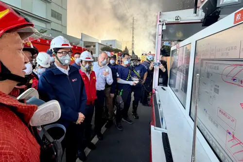 ▲市長陳其邁也趕往現場關心並表示，目前經消防局灌救，火勢已控制在廠區，呼籲下風處民眾在家緊閉門窗、盡量減少外出。(圖/高市府提供)