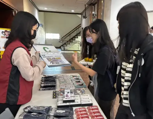 ▲公路局高雄市區監理所到義守大學進行交通安全宣導活動，期透過有趣互動及親身體驗，加強交通安全的觀念。(圖／公路局高雄市區監理所提供)