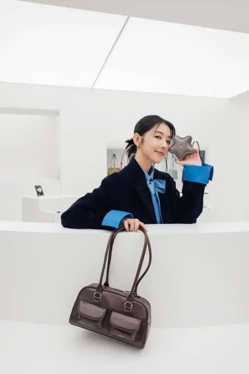 ▲邵雨薇手中的保齡球包是STAND OIL熱賣款。（圖／STAND OIL standoil.tw）