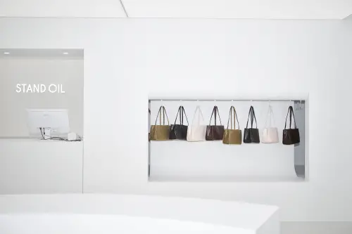 ▲STAND OIL台灣旗艦店櫃檯旁，就是與首爾聖水洞本店同款的旋轉包包架。（圖／STAND OIL standoil.tw）