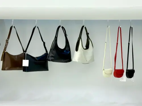 ▲STAND OIL台灣旗艦店彷彿將首爾聖水洞本店的旋轉包包架直接搬來。（圖／記者蕭涵云攝）