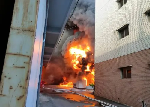高雄大發工業區工廠火警　延燒7小時才控制、面積5千平方公尺
