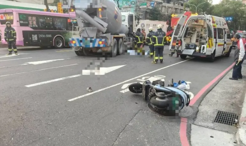 ▲新北新店寶中路與中興路口，一旁就是新店裕隆城，16日下午發生死亡車禍，水泥預拌車右轉疑遇視線死角，撞上直行機車，68歲女騎士捲入車底不治。（圖／翻攝畫面）