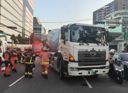 ▲新北新店寶中路與中興路口，一旁就是新店裕隆城，16日下午發生死亡車禍，水泥預拌車右轉疑遇視線死角，撞上直行機車，68歲女騎士捲入車底不治。（圖／翻攝畫面）