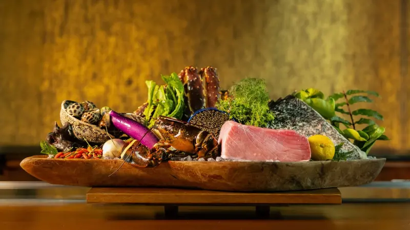 ▲ Ukai-tei Kaohsiung 全新時令菜單以「冬之溫度」為主題，選用冬季盛產食材，透過低溫熟成、藥膳萃取、慢煨與炭火香氣，凝縮冬季特有的深度風味。（圖／THE AMNIS然一酒店提供）