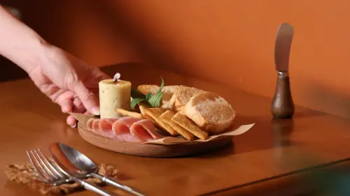 ▲高雄Rumway 12月21日首發冬季限定新品「暖味蘭姆熱托迪」，並推出搭配風味起司燭拼盤的限定優惠價。（圖／Rumway提供）