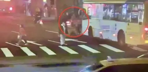 ▲事發於16日晚間，台北中正區忠孝西路傍晚發生公車事故，大南客運223路公車起步時與自行車碰撞，約70歲女騎士倒地遭輾壓不治。（圖／翻攝畫面）