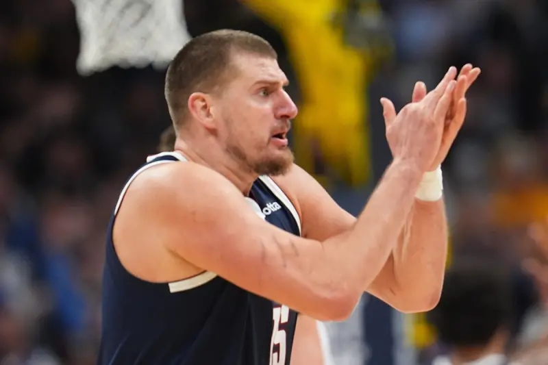 影／約基奇比裁判還懂規則？球迷看一舉動驚呼：他是NBA愛因斯坦