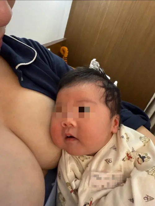 ▲玉兔懷抱襁褓中的女兒，看似剛結束哺乳工作。（圖／玉兔 鄭如吟臉書）