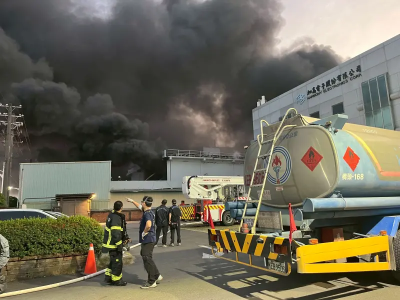 ▲ 大發工業區大火，中油公司緊急派車供油支援救災車輛。（圖／翻攝畫面）