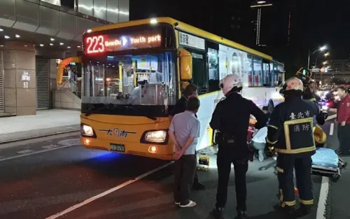 下班返家遇死劫…補習班清潔婦騎單車遭捲公車底　家屬崩潰認屍
