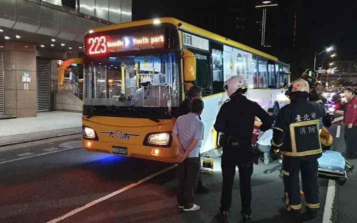 下班返家遇死劫…補習班清潔婦騎單車遭捲公車底 家屬崩潰認屍