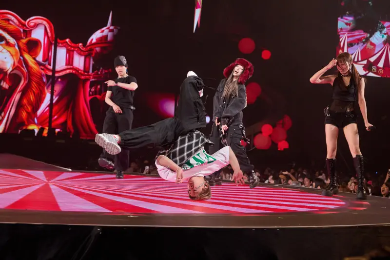 ▲10歲世界舞冠軍Bboy NANA（圖中）向羅志祥下戰帖，問他會不會頭轉技巧。（圖／開心果娛樂提供）