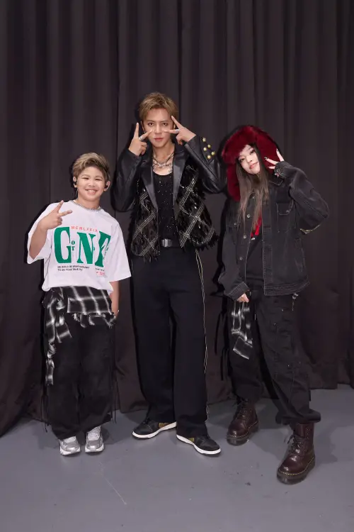 ▲Bboy NANA（左）和babyMINT粼粼（右）上週末一起為羅志祥演唱會暖場。Bboy NANA見到偶像本人突然一動也不動，石化了。（圖／開心果娛樂提供）