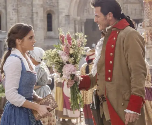 ▲《美女與野獸》中，加斯頓（右）積極追求貝兒（左），貝兒卻對自戀又無內涵的他不感興趣。（圖／摘自IMDb）