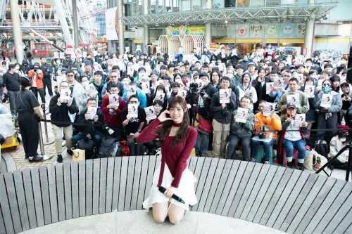 ▲AKB48 Team TP成員蔡亞恩（圖中）日前在美麗華首次舉辦簽書會，全家都來了，粉絲也很熱情參與，她最後簽了5.5小時，總計簽出超過1千本。（圖／好言娛樂提供）