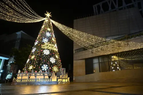 ▲彰化縣「2025愛在彰化聖誕嘉年華園遊會」今年打造10公尺高璀璨聖誕樹，主燈底座採雙層暈光設計，於周邊融入彰化地景等特色裝飾主燈底座採雙層暈光設計。（圖／彰化縣政府提供）