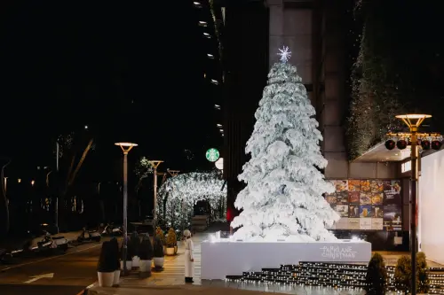 ▲2025年勤美草悟聖誕村邁入第16年，今年打造7公尺高「The Sculpted Tree」光影雪白聖誕樹，主樹高達6.8公尺，以冬日白雪及芬蘭樹冰為靈感，搭配層疊與燈光造型。（圖／勤美草悟提供）