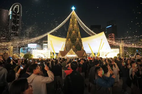 ▲2025高雄聖誕生活節打造高達26公尺「永恆星冠聖誕樹」，每30分鐘就有煙霧雪花飄落與音樂燈光秀。（圖／2025高雄聖誕生活節官網https://kaohsiung-christmas-party.tw/）