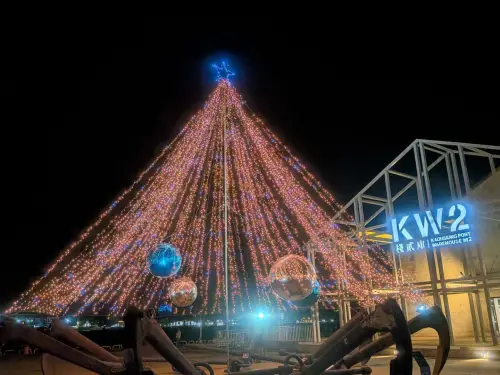 ▲棧貳庫將航運地標與8件大型「錨碇」裝置巧妙結合，打造全台獨一無二的漂浮耶誕樹，不僅造型獨特，更充滿港灣意象。（圖／棧貳庫KW2臉書）