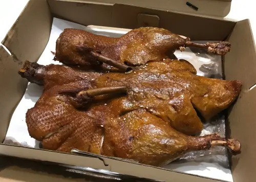 ▲扒趴鴨安平店主打獨家中藥熟成入味再炸，在社群上小有名氣，更是上過美食節目介紹，網路好評居多。（圖／Google評價）