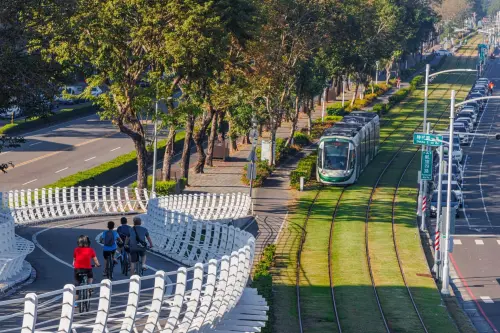 ▲高雄輕軌平日承載學生與上班族通勤需求，假日則成為市民與旅客串遊城市的重要交通工具。（圖／高市府捷運局提供）