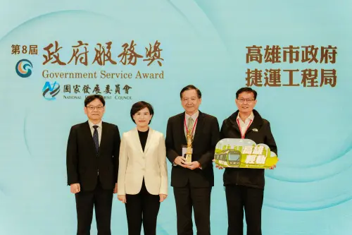 高雄輕軌榮獲政府服務獎　吳嘉昌：全齡共融移動地標
