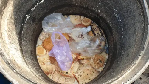 ▲稽查現場查獲廚餘桶內有麵包及塑膠袋等物。（圖／台中市政府提供，2025.12.17）